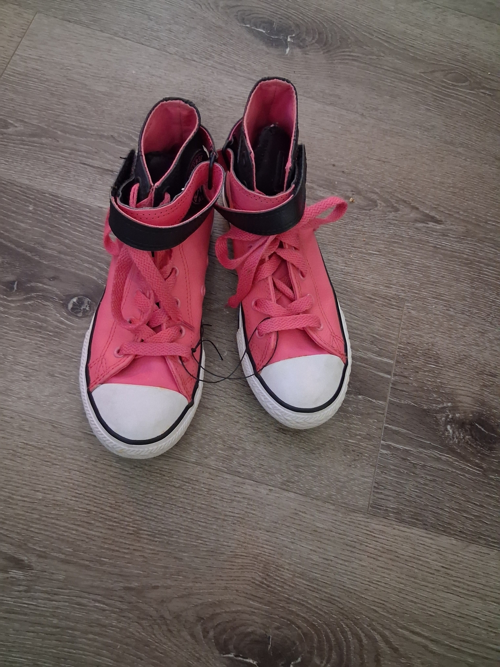 Kids High-Top Convetse Lace-Up Sneakers in Pink